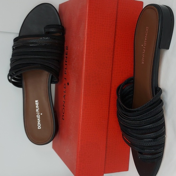 Donald J. Pliner Black Frea Strappy Toe Ring Flat Sandals, NWT - Picture 1 of 11